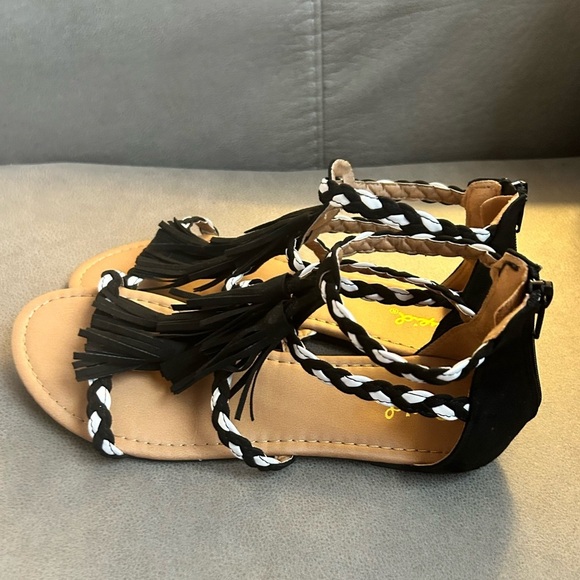 Clearance QUPID BRAIDED GLADIATOR SANDAL BLACK & WHITE SUEDE 8 - Picture 5 of 10